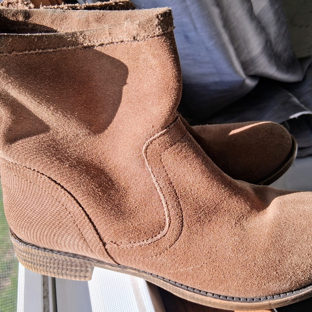Tan Suede Chelsea Ankle Boots Slip On With  Zipper Detail Size 6 Brand Not Known